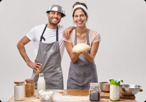 Mann und Frau lachend beim Backen