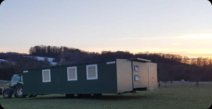 Mobiler Stall auf gründer Weide.